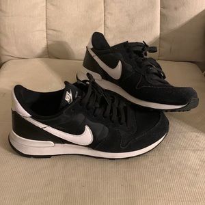 Nike Internationalist women’s sneakers size 8.5